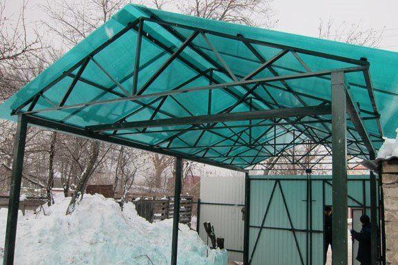 Двускатный навес из поликарбоната в Хабаровске